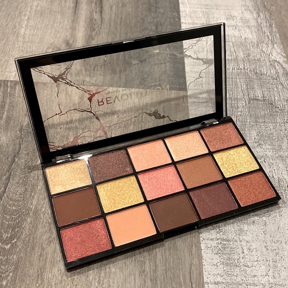 Eyeshadow pallet with golds, pinks, nudes, and browns. - Picture 2 of 4